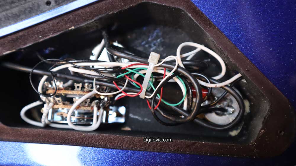 Chaos in control cavity