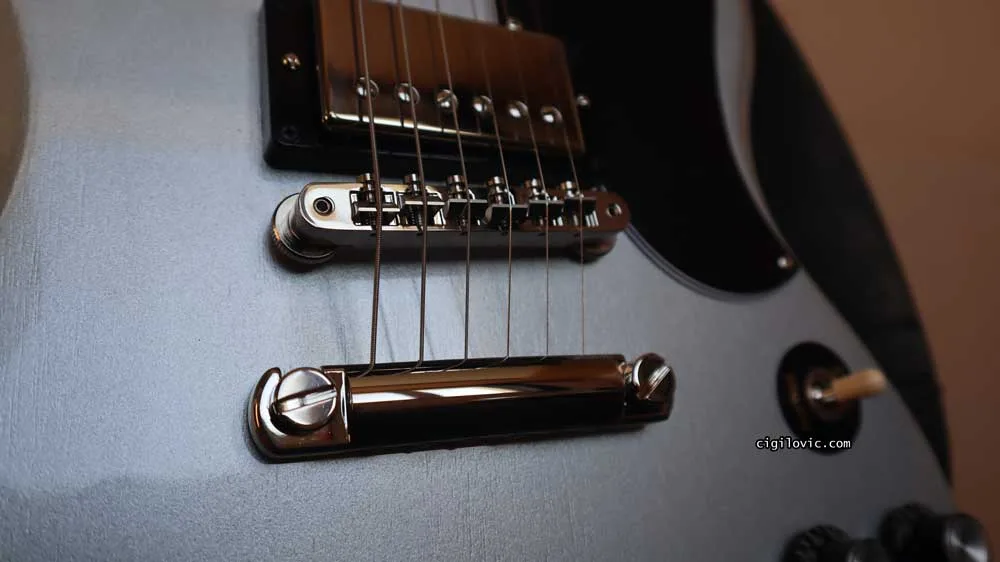 Gibson bridge & body close up