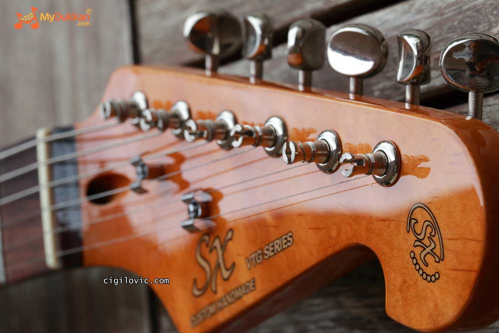 Headstock with vintage tuners, courtesy of MyDukkan Headstock with vintage tuners, courtesy of MyDukkan